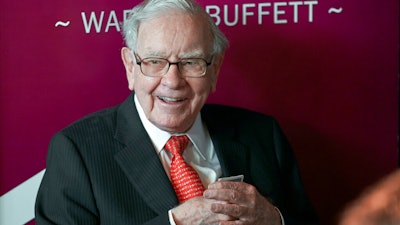Warren Buffett plays bridge following the annual Berkshire Hathaway shareholders meeting in Omaha, Neb., May 5, 2019.