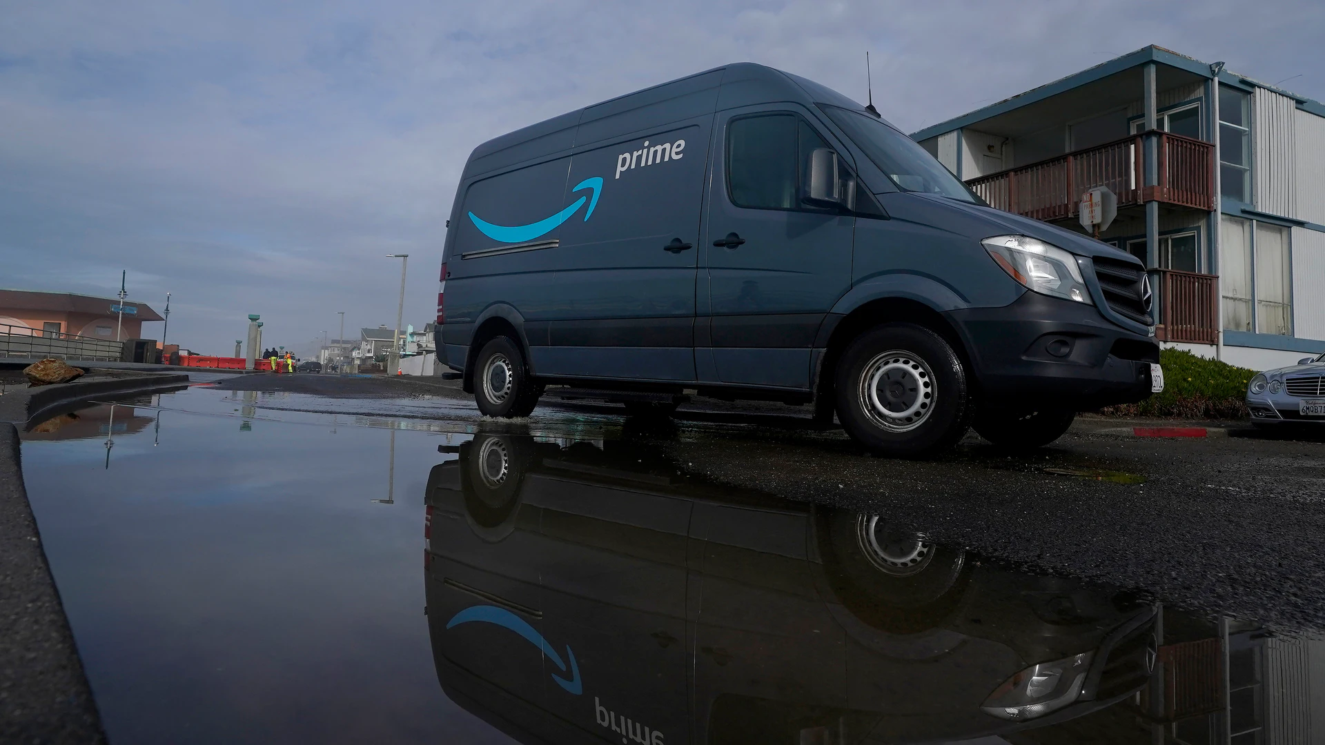 Amazon Begins Mass Layoffs Among its Corporate Workforce - Vimarsana News