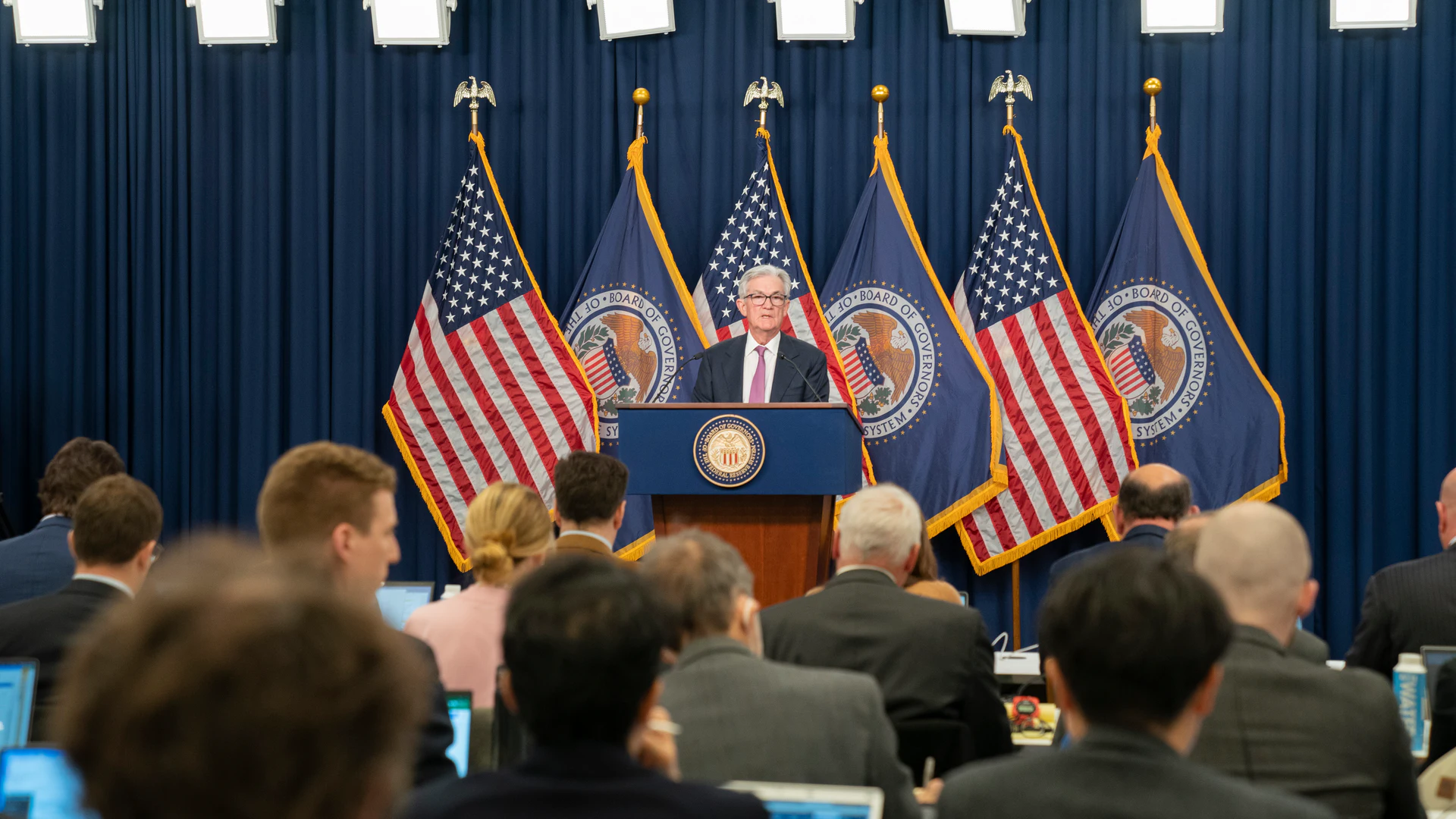 Fed's Tough Challenge: Confront Inflation and Bank Jitters - Vimarsana News