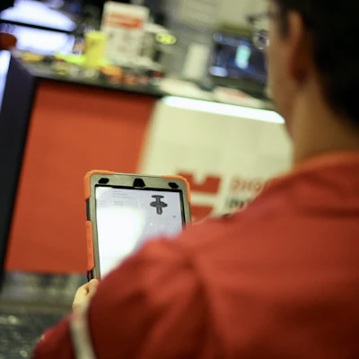 Luke Cunningham, 3D technician, Würth Additive Group, demonstrating DIS Global at AMUG Expo.