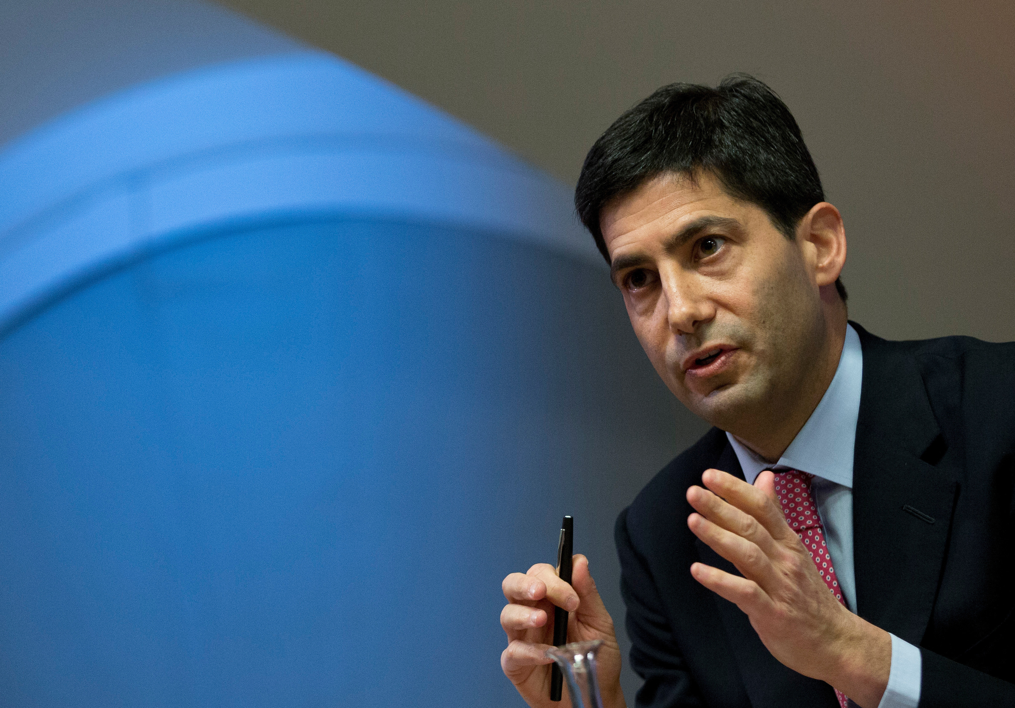 Kevin Warsh speaks to the media about his report on transparency at the Bank of England, London, Dec., 11, 2014.