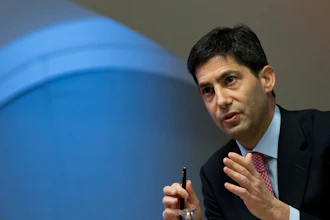 Kevin Warsh speaks to the media about his report on transparency at the Bank of England, London, Dec., 11, 2014.