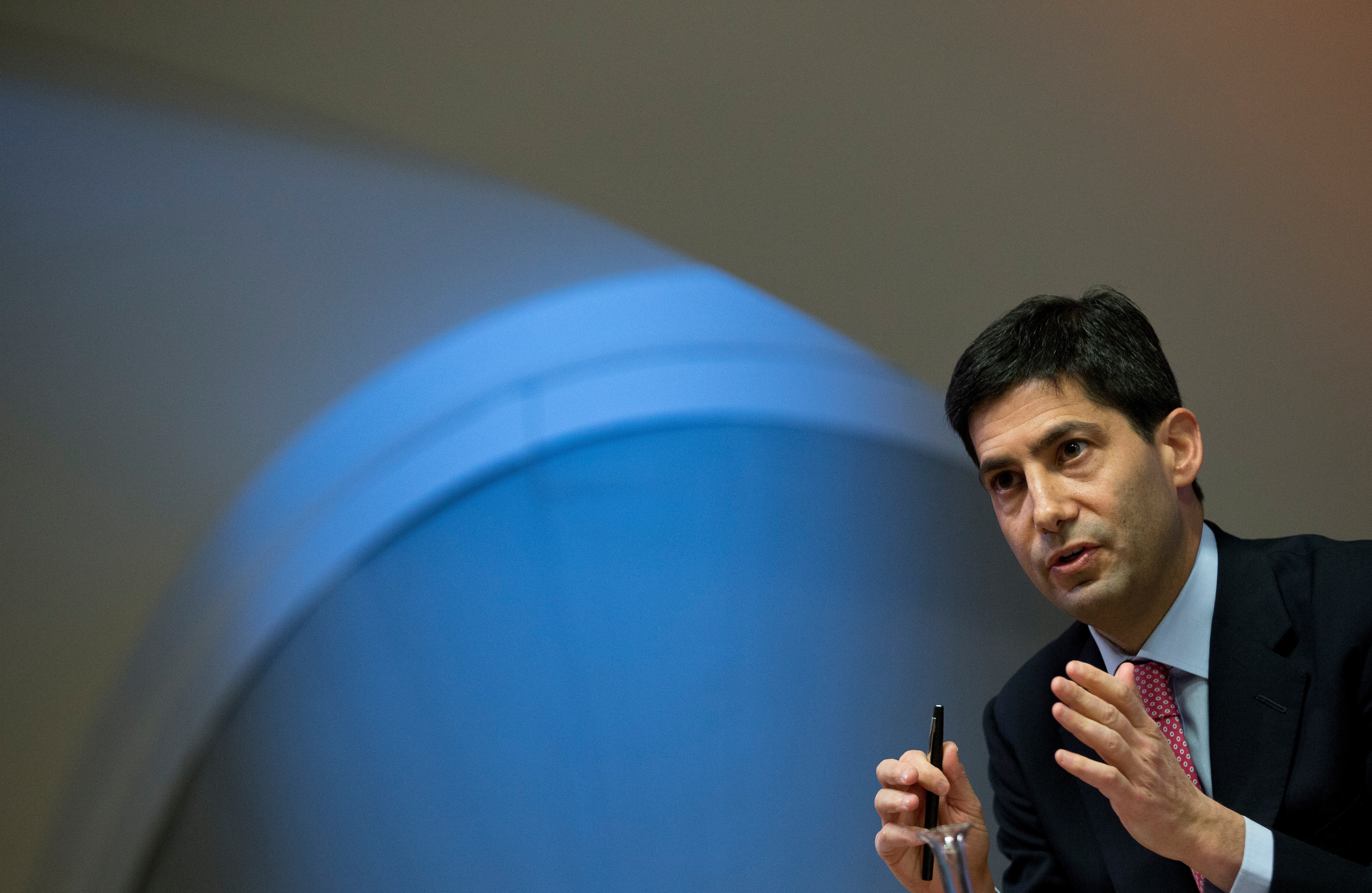 Kevin Warsh speaks to the media about his report on transparency at the Bank of England, London, Dec. 11, 2014.