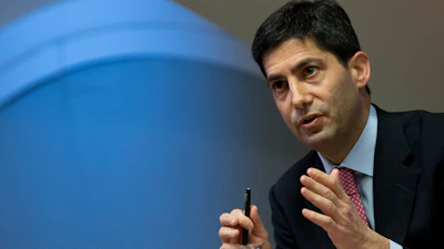 Kevin Warsh speaks to the media about his report on transparency at the Bank of England, London, Dec., 11, 2014.