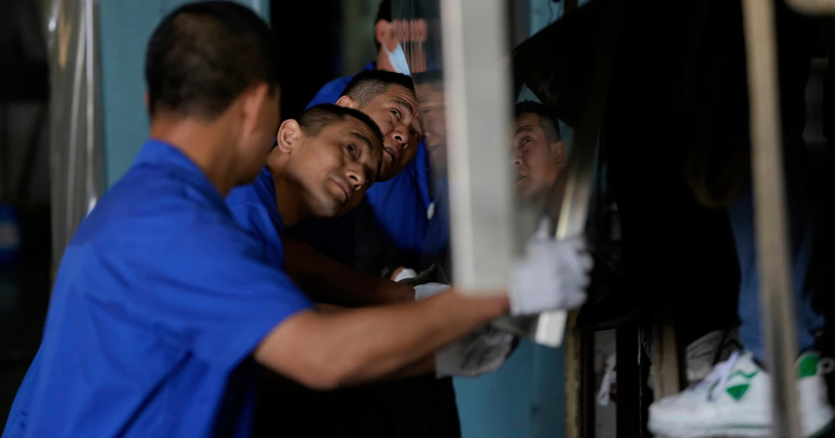 China’s Factory Activity Unexpectedly Slips into Contraction in July