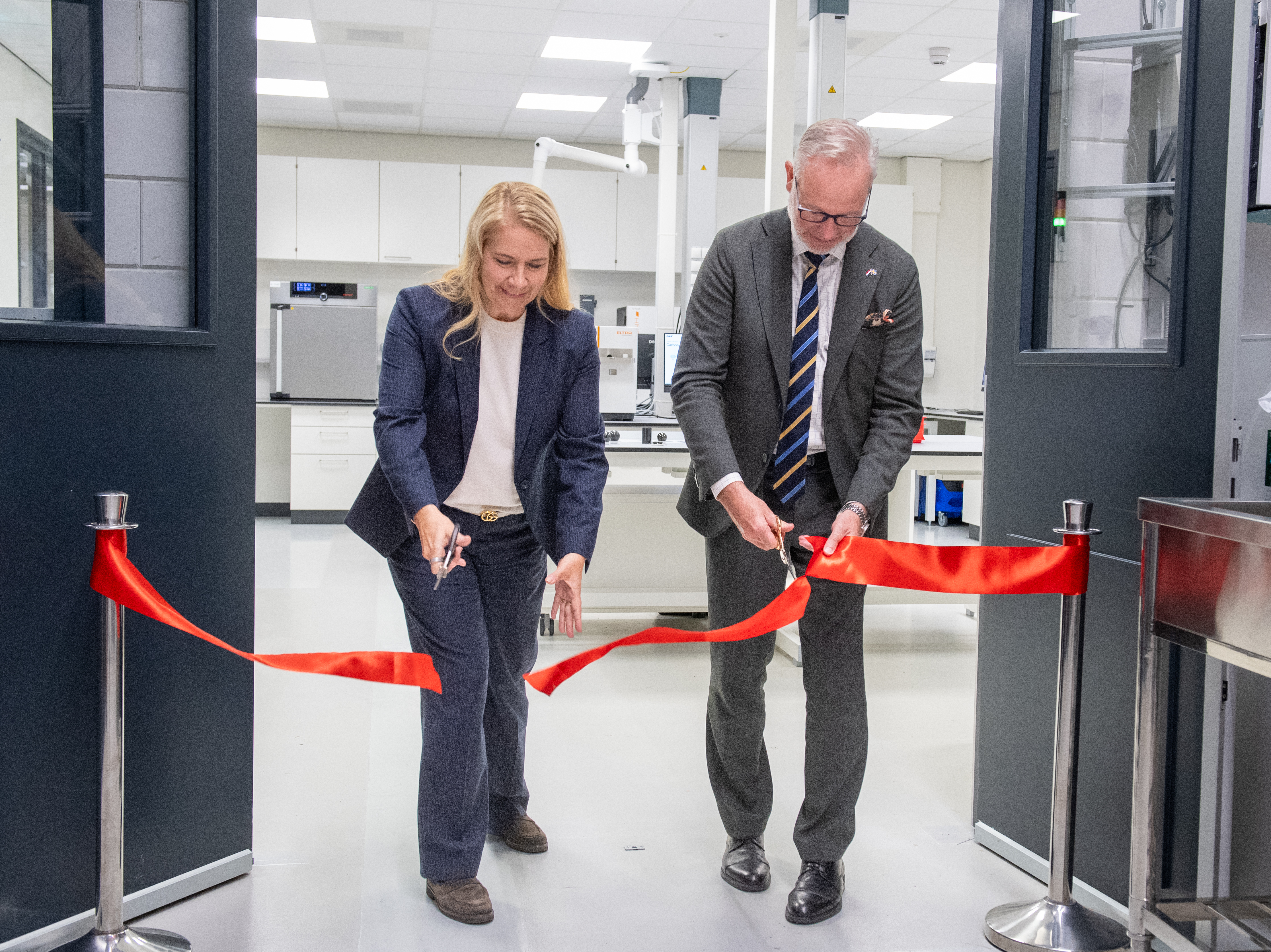 SKF CTO Annika Ölme and Swedish Ambassador to the Netherlands Julius Liljeström cut the ribbon at SKF’s new Ceramic Process Laboratory, Houten, The Netherlands.